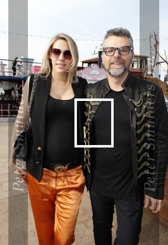 Amsterdam 6 juli 2018
Gordon viert zijn 50e verjaardag bij de Harbour Club en gaat daarna varen met de roze MS de Jordaan. William Rutten met zwangere vrouw