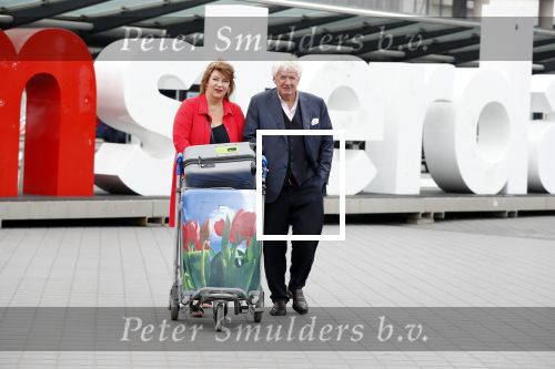Amsterdam, 25 Juni 2018 
Schiphol.
Willirord Frequin met zijn vriendin Gesina Lodewijkxs
 voor vertrek voor een nieuw TV programma voor 4 weken.