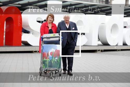 Amsterdam, 25 Juni 2018 
Schiphol.
Willirord Frequin met zijn vriendin Gesina Lodewijkxs
 voor vertrek voor een nieuw TV programma voor 4 weken.