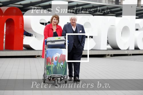 Amsterdam, 25 Juni 2018 
Schiphol.
Willirord Frequin met zijn vriendin Gesina Lodewijkxs
 voor vertrek voor een nieuw TV programma voor 4 weken.