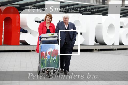 Amsterdam, 25 Juni 2018 
Schiphol.
Willirord Frequin met zijn vriendin Gesina Lodewijkxs
 voor vertrek voor een nieuw TV programma voor 4 weken.