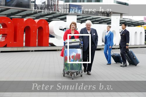 Amsterdam, 25 Juni 2018 
Schiphol.
Willirord Frequin met zijn vriendin Gesina Lodewijkxs
 voor vertrek voor een nieuw TV programma voor 4 weken.