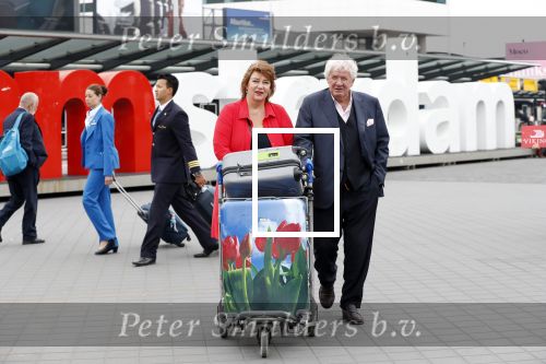Amsterdam, 25 Juni 2018 
Schiphol.
Willirord Frequin met zijn vriendin Gesina Lodewijkxs
 voor vertrek voor een nieuw TV programma voor 4 weken.