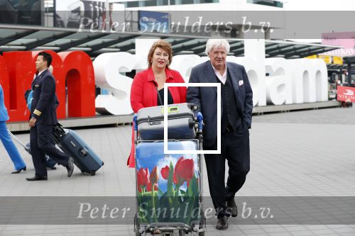 Amsterdam, 25 Juni 2018 
Schiphol.
Willirord Frequin met zijn vriendin Gesina Lodewijkxs
 voor vertrek voor een nieuw TV programma voor 4 weken.