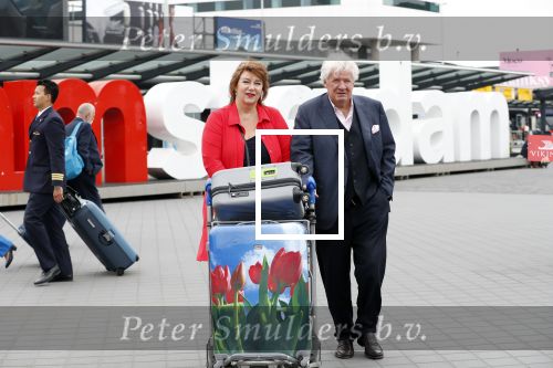 Amsterdam, 25 Juni 2018 
Schiphol.
Willirord Frequin met zijn vriendin Gesina Lodewijkxs
 voor vertrek voor een nieuw TV programma voor 4 weken.