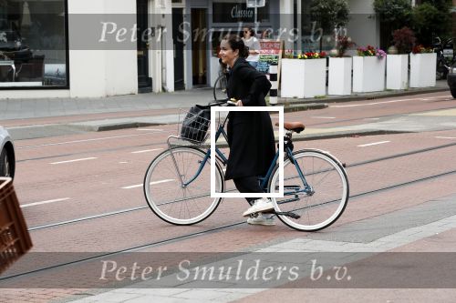 Amsterdam 6 juli 2019
In de v Eeghenstraat is er een bom af gegaan. Leco v Zadelhoff woont er bijna naast. Femke Halsema kwam op de fiets kijken.