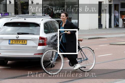 Amsterdam 6 juli 2019
In de v Eeghenstraat is er een bom af gegaan. Leco v Zadelhoff woont er bijna naast. Femke Halsema kwam op de fiets kijken.