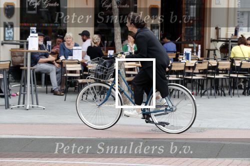 Amsterdam 6 juli 2019
In de v Eeghenstraat is er een bom af gegaan. Leco v Zadelhoff woont er bijna naast. Femke Halsema kwam op de fiets kijken.