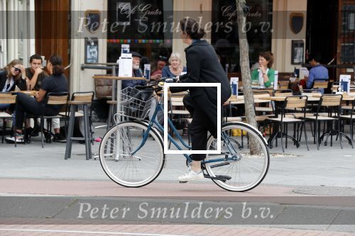 Amsterdam 6 juli 2019
In de v Eeghenstraat is er een bom af gegaan. Leco v Zadelhoff woont er bijna naast. Femke Halsema kwam op de fiets kijken.