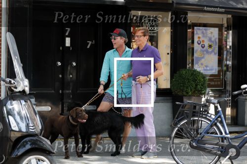 Amsterdam 30 juli 2019
Frank en Rogier ( Paleis voor een prikkie) met hun honden op de cornelis schuytstraat.