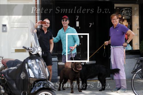Amsterdam 30 juli 2019
Frank en Rogier ( Paleis voor een prikkie) met hun honden op de cornelis schuytstraat.