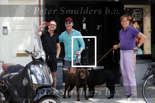 Amsterdam 30 juli 2019
Frank en Rogier ( Paleis voor een prikkie) met hun honden op de cornelis schuytstraat.