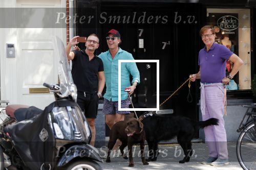 Amsterdam 30 juli 2019
Frank en Rogier ( Paleis voor een prikkie) met hun honden op de cornelis schuytstraat.