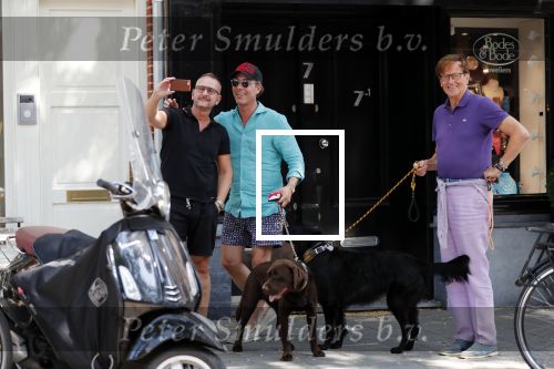 Amsterdam 30 juli 2019
Frank en Rogier ( Paleis voor een prikkie) met hun honden op de cornelis schuytstraat.