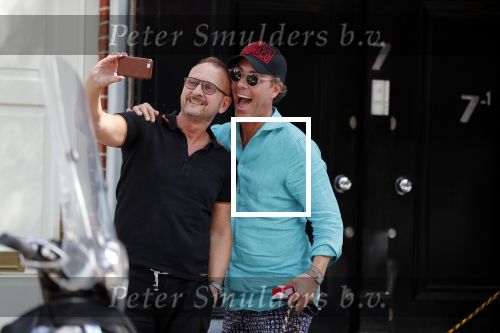 Amsterdam 30 juli 2019
Frank en Rogier ( Paleis voor een prikkie) met hun honden op de cornelis schuytstraat.