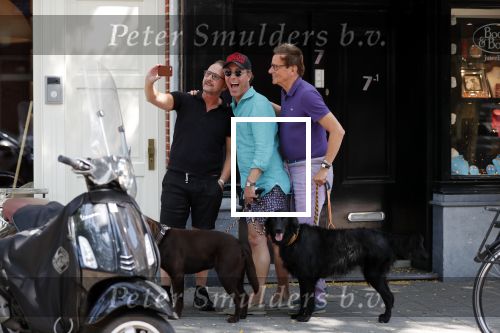 Amsterdam 30 juli 2019
Frank en Rogier ( Paleis voor een prikkie) met hun honden op de cornelis schuytstraat.
