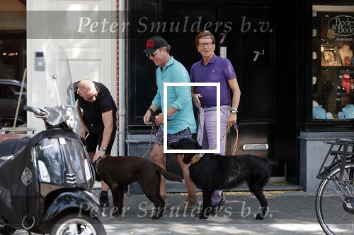Amsterdam 30 juli 2019
Frank en Rogier ( Paleis voor een prikkie) met hun honden op de cornelis schuytstraat.