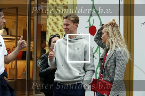 Amsterdam 3 juli 2019
Frenkie de Jong met zijn vriendin Mikky Kiemeney op de PC Hooftstraat. Frenkie draagt kleding van het merk van zijn vriendin.