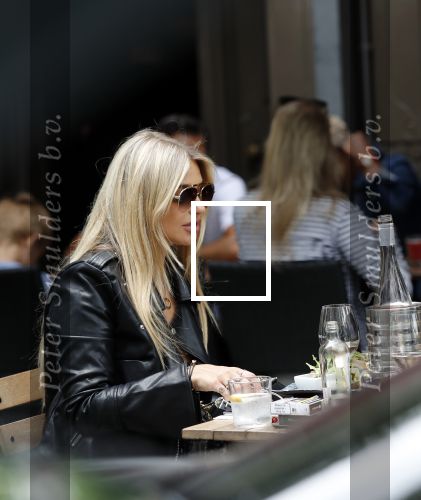 Amsterdam 6 juli 2019
Gaby Blaaser met een vriend op terras.