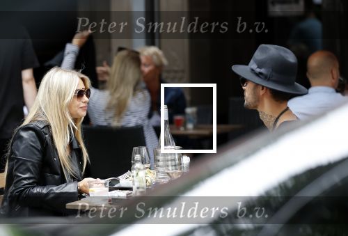 Amsterdam 6 juli 2019
Gaby Blaaser met een vriend op terras.