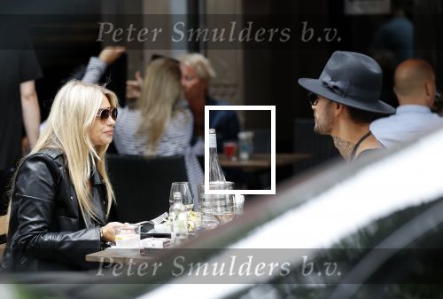 Amsterdam 6 juli 2019
Gaby Blaaser met een vriend op terras.