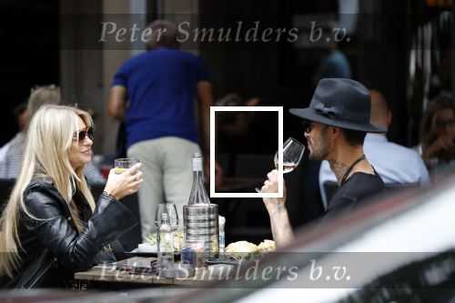 Amsterdam 6 juli 2019
Gaby Blaaser met een vriend op terras.