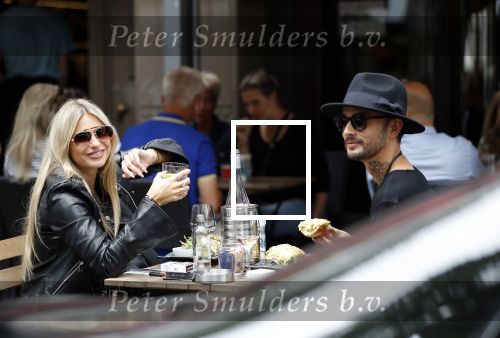 Amsterdam 6 juli 2019
Gaby Blaaser met een vriend op terras.