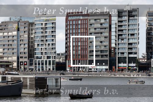 Amsterdam 21 juli 2019
Gaby Blaaser heeft een huis/ appartement in het cenytrum van Amsterdam.
Eronder zit een grote parkeerplaats.
