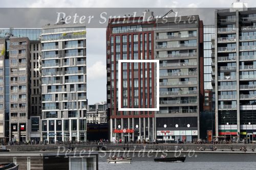 Amsterdam 21 juli 2019
Gaby Blaaser heeft een huis/ appartement in het cenytrum van Amsterdam.
Eronder zit een grote parkeerplaats.