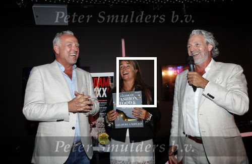 Amsterdam 16 juli 2019
Presentatie Amsterdam XXXL met Gordon op de cover. Gordon met Mark Teurlings en Gimena