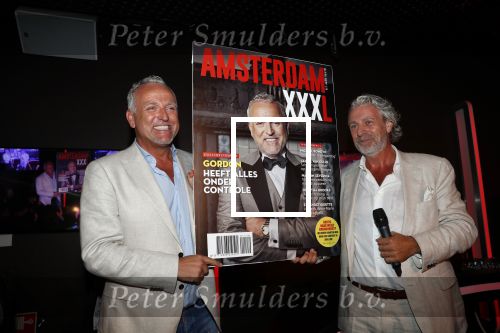 Amsterdam 16 juli 2019
Presentatie Amsterdam XXXL met Gordon op de cover. Gordon met Mark Teurlings en Gimena