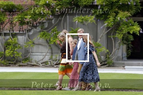 Den Haag 19 juli 2019
Jaarlijkse fotouurtje in de thuisn van Huis ten Bosch . Aanwezig Koning Willem Alexander Koningin Maxima Prinses Amalia Alexia en Ariane.