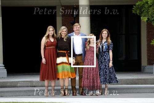 Den Haag 19 juli 2019
Jaarlijkse fotouurtje in de thuisn van Huis ten Bosch . Aanwezig Koning Willem Alexander Koningin Maxima Prinses Amalia Alexia en Ariane.