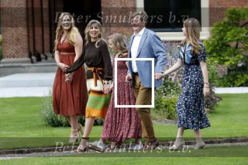 Den Haag 19 juli 2019
Jaarlijkse fotouurtje in de thuisn van Huis ten Bosch . Aanwezig Koning Willem Alexander Koningin Maxima Prinses Amalia Alexia en Ariane.