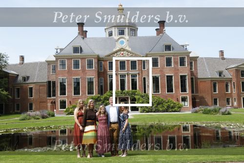 Den Haag 19 juli 2019
Jaarlijkse fotouurtje in de thuisn van Huis ten Bosch . Aanwezig Koning Willem Alexander Koningin Maxima Prinses Amalia Alexia en Ariane.