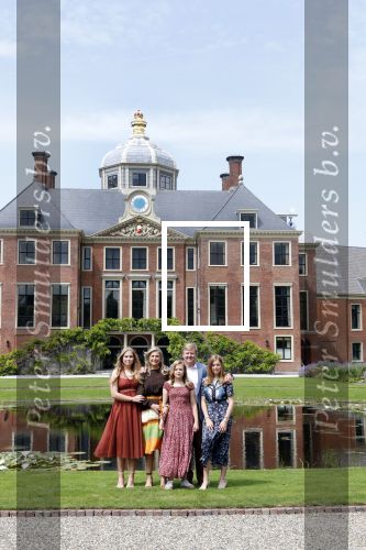 Den Haag 19 juli 2019
Jaarlijkse fotouurtje in de thuisn van Huis ten Bosch . Aanwezig Koning Willem Alexander Koningin Maxima Prinses Amalia Alexia en Ariane.