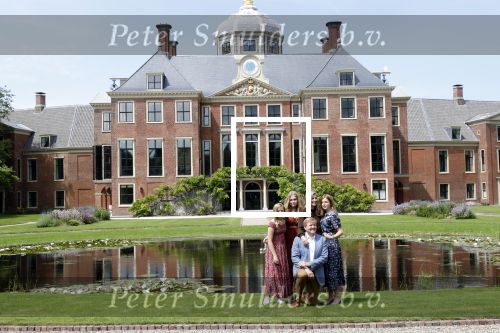 Den Haag 19 juli 2019
Jaarlijkse fotouurtje in de thuisn van Huis ten Bosch . Aanwezig Koning Willem Alexander Koningin Maxima Prinses Amalia Alexia en Ariane.