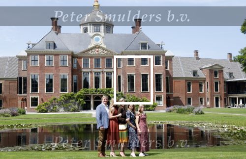 Den Haag 19 juli 2019
Jaarlijkse fotouurtje in de thuisn van Huis ten Bosch . Aanwezig Koning Willem Alexander Koningin Maxima Prinses Amalia Alexia en Ariane.