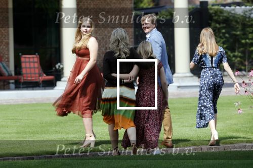 Den Haag 19 juli 2019
Jaarlijkse fotouurtje in de thuisn van Huis ten Bosch . Aanwezig Koning Willem Alexander Koningin Maxima Prinses Amalia Alexia en Ariane.