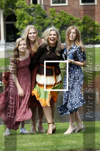 Den Haag 19 juli 2019
Jaarlijkse fotouurtje in de thuisn van Huis ten Bosch . Aanwezig Koning Willem Alexander Koningin Maxima Prinses Amalia Alexia en Ariane.