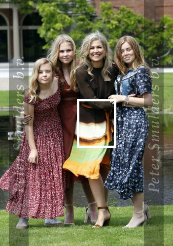 Den Haag 19 juli 2019
Jaarlijkse fotouurtje in de thuisn van Huis ten Bosch . Aanwezig Koning Willem Alexander Koningin Maxima Prinses Amalia Alexia en Ariane.