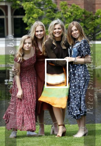 Den Haag 19 juli 2019
Jaarlijkse fotouurtje in de thuisn van Huis ten Bosch . Aanwezig Koning Willem Alexander Koningin Maxima Prinses Amalia Alexia en Ariane.