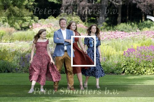 Den Haag 19 juli 2019
Jaarlijkse fotouurtje in de thuisn van Huis ten Bosch . Aanwezig Koning Willem Alexander Koningin Maxima Prinses Amalia Alexia en Ariane.