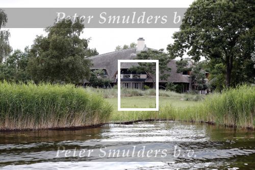 Loosdrecht 14 juli 2019
Huis van laurent Hompes op een eilandje voor Loosdrecht. Er staan paardestallen en heeft een eigen strand.