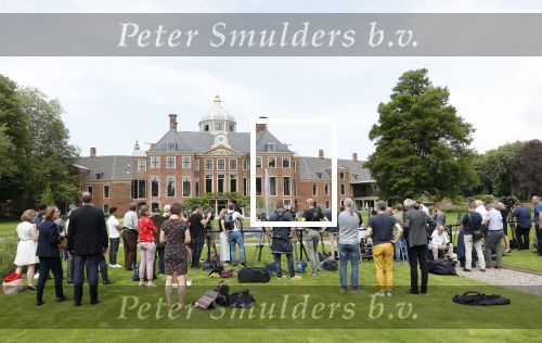 Den Haag 19 juli 2019
Jaarlijkse fotouurtje in de thuisn van Huis ten Bosch . Aanwezig Koning Willem Alexander Koningin Maxima Prinses Amalia Alexia en Ariane. Er was veel; pers aanwezig
