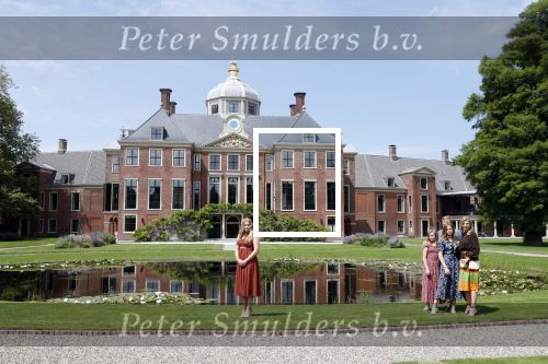 Den Haag 19 juli 2019
Jaarlijkse fotouurtje in de thuisn van Huis ten Bosch . Aanwezig Koning Willem Alexander Koningin Maxima Prinses Amalia Alexia en Ariane.