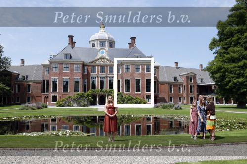 Den Haag 19 juli 2019
Jaarlijkse fotouurtje in de thuisn van Huis ten Bosch . Aanwezig Koning Willem Alexander Koningin Maxima Prinses Amalia Alexia en Ariane.