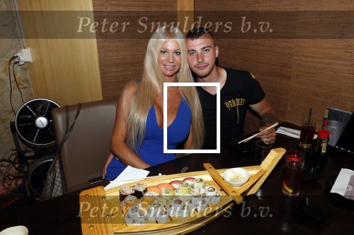 Amsterdam 27 juli 2019
Maron Hill heeft surprise etentje met vrienden georganiseers bij restaurant Genroku voor zijn zwangere vriendin Samantha de Jong ( Barbie)