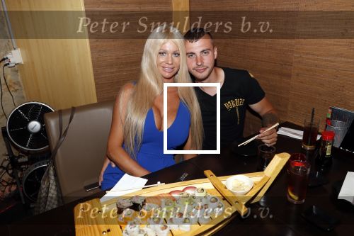 Amsterdam 27 juli 2019
Maron Hill heeft surprise etentje met vrienden georganiseers bij restaurant Genroku voor zijn zwangere vriendin Samantha de Jong ( Barbie)