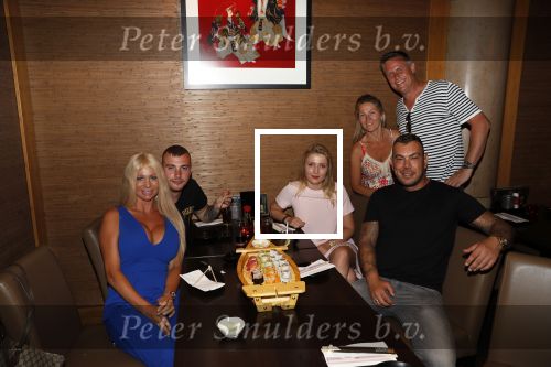 Amsterdam 27 juli 2019
Maron Hill heeft surprise etentje met vrienden georganiseers bij restaurant Genroku voor zijn zwangere vriendin Samantha de Jong ( Barbie)